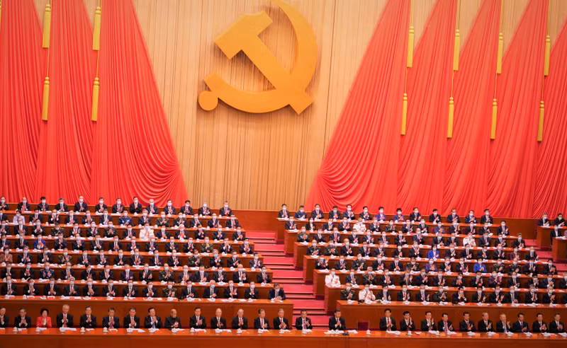 中共二十大主席团在闭幕会上。（杜微沙 摄）