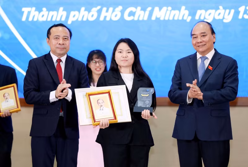 国家主席阮春福给优秀大学生颁发奖状。