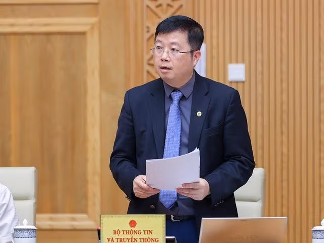 通信与传媒部副部长阮青林在会议上作报告。