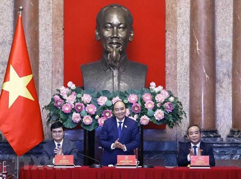 国家主席阮春福在会见中讲话。