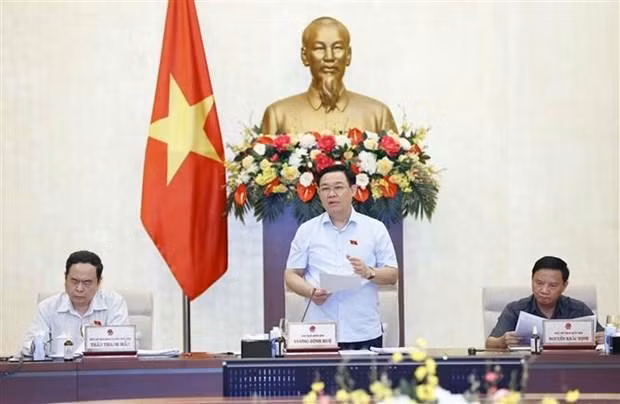 王廷惠主席在会议上发言。