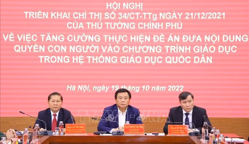 胡志明国家政治学院院长阮春胜主持召开会议。