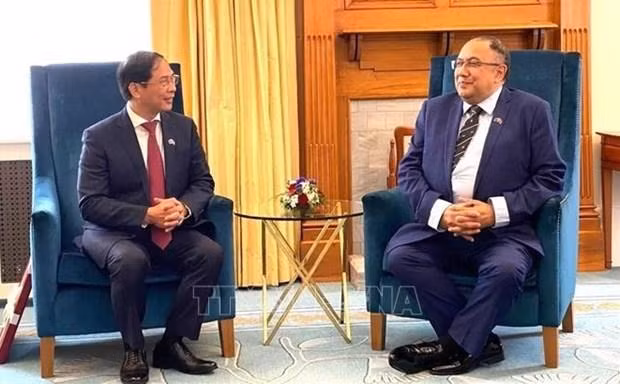 裴青山部长拜会新西兰议会议长阿德里安·帕基·鲁拉。