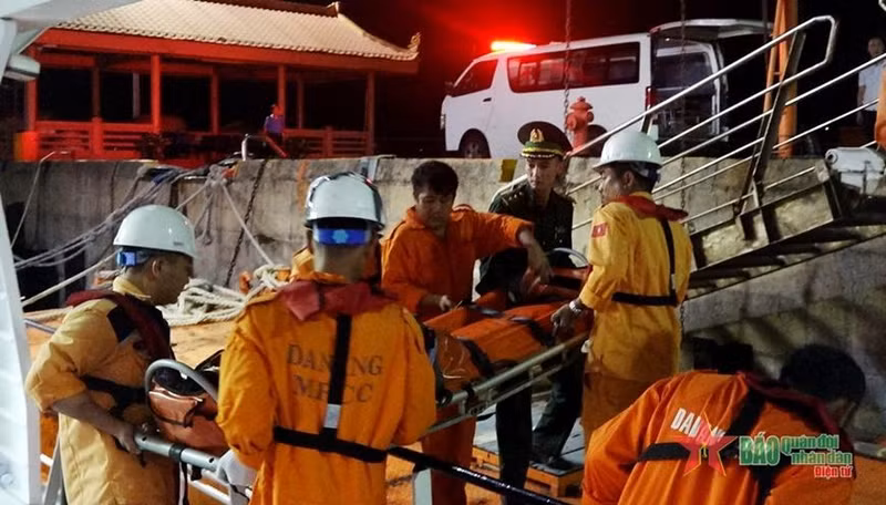 SAR 274船将遇险船员送上岸。