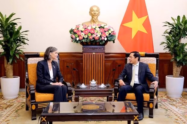 裴青山部长会见联合国开发计划署驻越南首席代表拉姆拉·阿勒哈利迪。 裴青山部长会见联合国开发计划署驻越南首席代表拉姆拉·阿勒哈利迪。