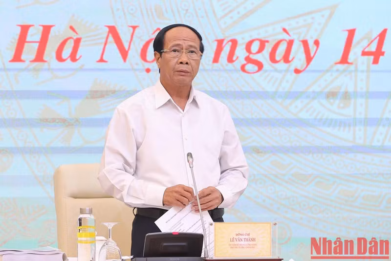 政府副总理、国家总体规划审定委员会主任黎文成在会上发言。 政府副总理、国家总体规划审定委员会主任黎文成在会上发言。