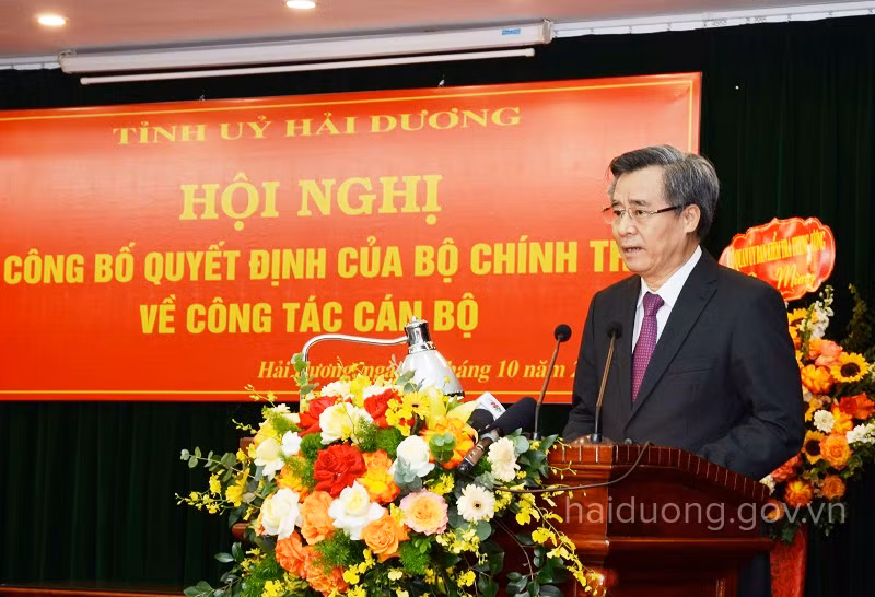 中央组织部副部长阮光阳在会上宣读中央政治局决定。