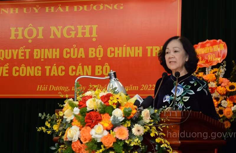 中央组织部部长张氏梅发表讲话。