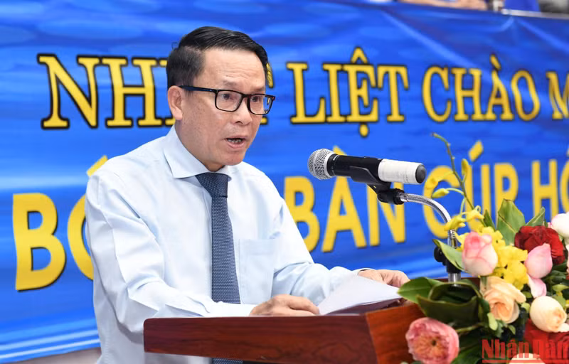 越南记协常务副主席、赛事组委会主任阮德利致闭幕词。他表扬各级记协、运动员们按照本次赛事的规章顺利展开14个角逐项目。 越南记协常务副主席、赛事组委会主任阮德利致闭幕词。他表扬各级记协、运动员们按照本次赛事的规章顺利展开14个角逐项目。