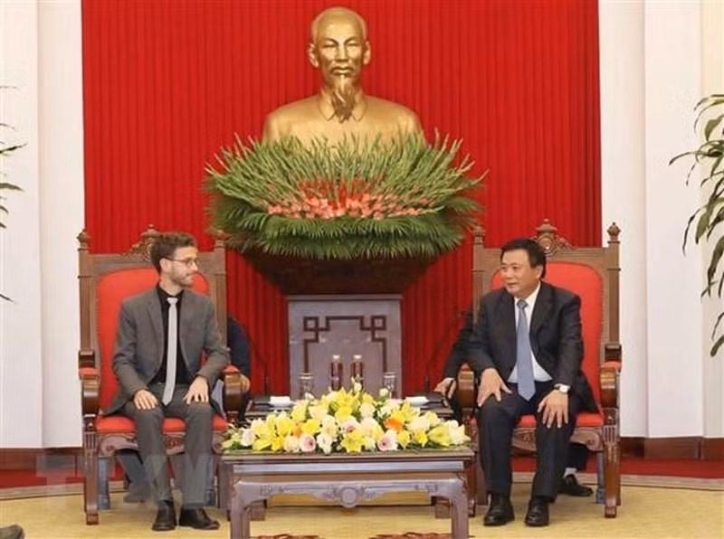 胡志明国家政治学院院长阮春胜会见德国左翼党秘书长托比亚斯。