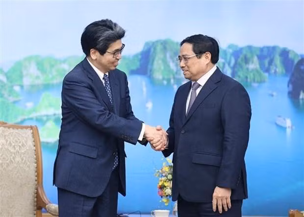 范明正总理与日本国际协力银行行长林信光握手。