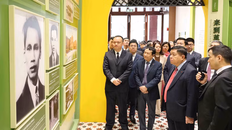 阮志勇副总理参观越南青年革命同志会旧址。 阮志勇副总理参观越南青年革命同志会旧址。