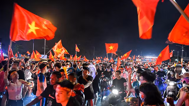 越南各地人民纷纷涌出家门 喜庆U23足球队赢得东运动男足冠军（组图） ảnh 3
