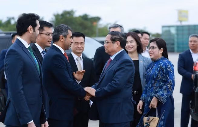 越南政府总理范明正偕夫人离开河内启程前往中东三国进行访问。（图片来源：越通社）