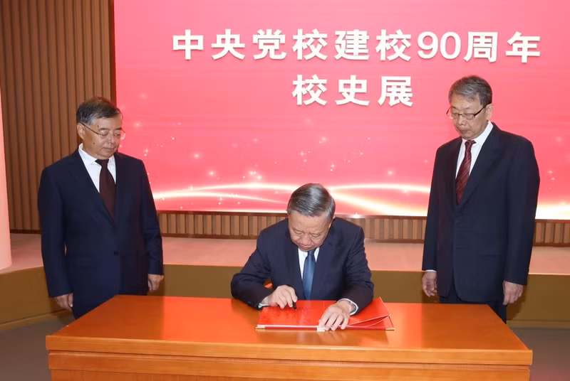 苏林总书记、国家主席在中共中央党校的纪念册上留言。
