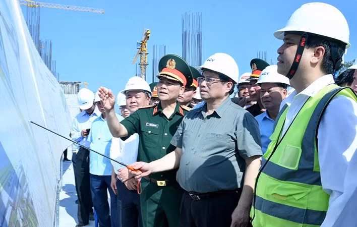 越南政府总理范明正视察新山一机场T3航站楼项目施工现场。