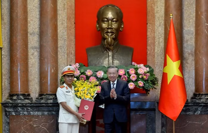 越共中央总书记、国家主席苏林向最高人民检察院副检察长授予任命书。
