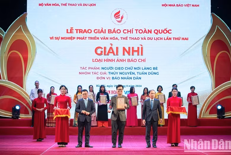《人民报》社摄影记者水源荣获二等奖。