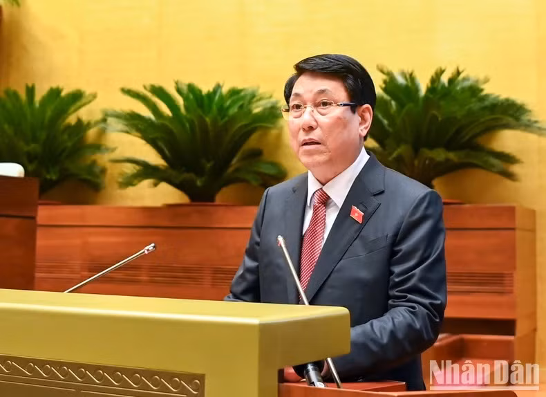 越南国家主席梁强宣誓就职后发表演讲。