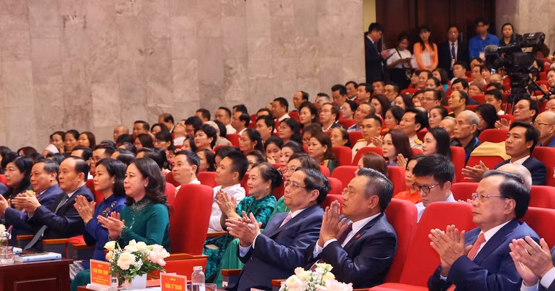 越南政府总理、中央奖励竞赛委员会主席范明正，越南国家副主席武氏映春出席。