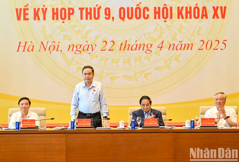 越南国会党委书记、国会主席陈青敏出席并主持会议。