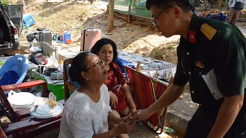 越南部队慰问缅甸地震灾区群众。（图片来源：《人民军队报》— 缅甸现场报道）
