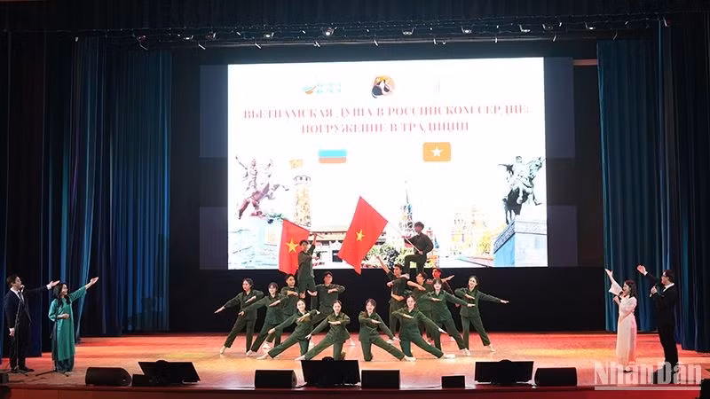 《我们的军队——英雄的军队》节目由越南留学生表演。