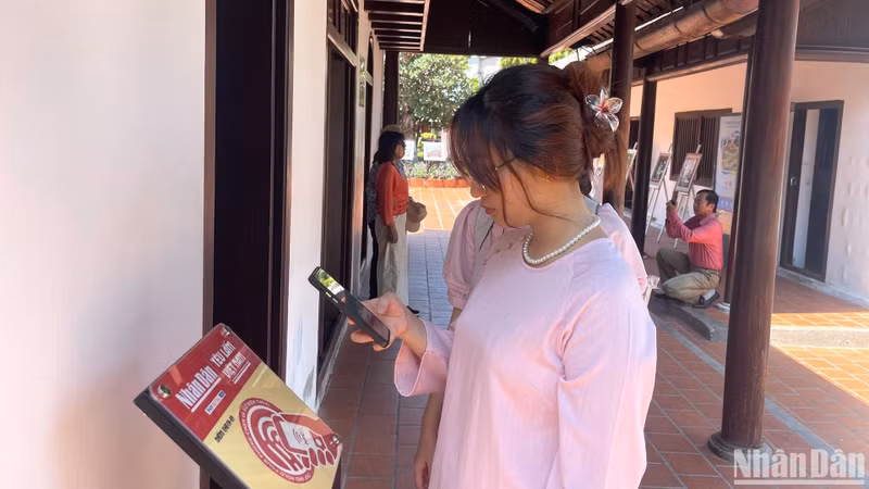 游客在育青学校景区浏览并打卡“深爱越南”项目。