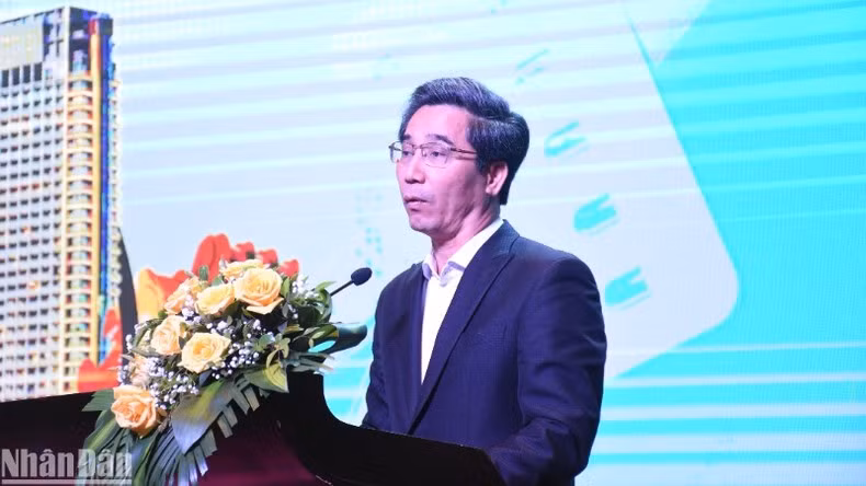 岘港市人民委员会副主席陈志强在研讨会上发表讲话。
