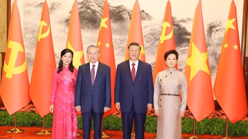 值此苏林总书记、国家主席偕夫人对中国进行国事访问之际，中共中央总书记、中国国家主席习近平和夫人同越共中央总书记、国家主席苏林和夫人于2024年8月19日合影留念。（图片来源：越通社）
