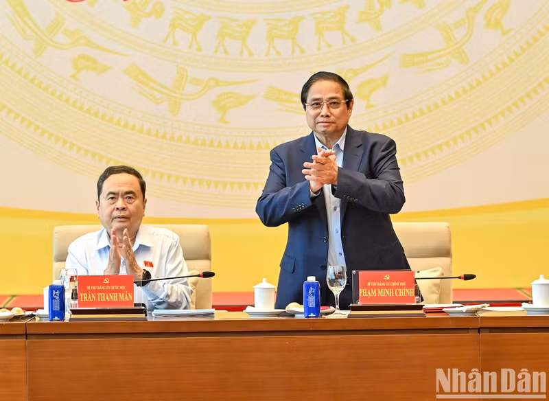 越南政府党委书记、政府总理范明正出席并主持会议。