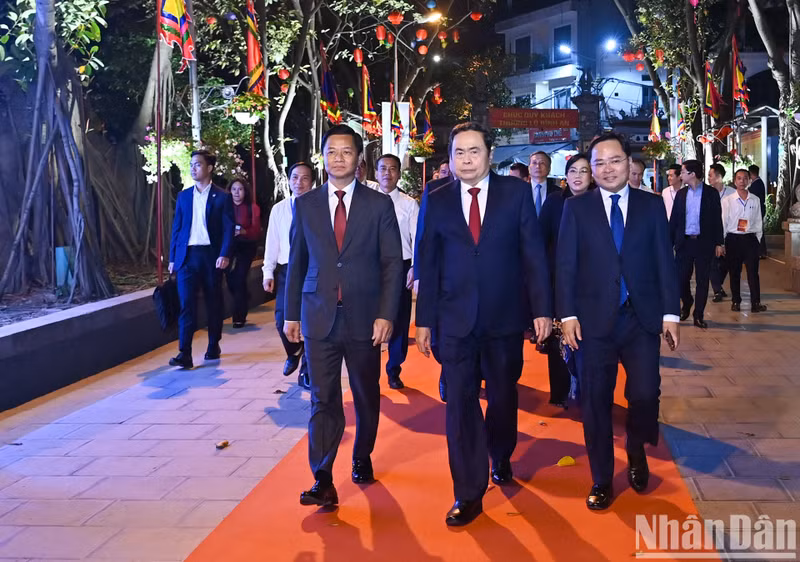 国会主席陈青敏与北宁省领导一同出席典礼。 国会主席陈青敏与北宁省领导一同出席典礼。