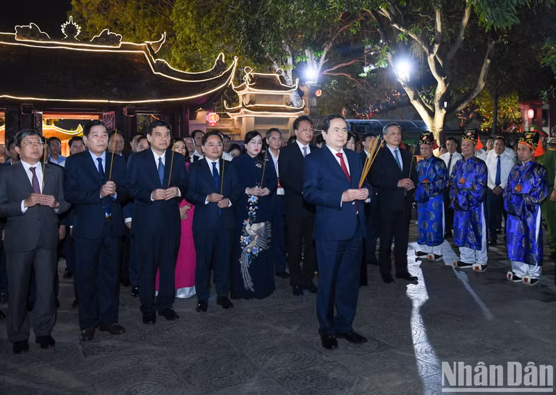 国会主席陈青敏与各位代表在都庙敬香,缅怀李朝历代皇帝的功绩。 国会主席陈青敏与各位代表在都庙敬香,缅怀李朝历代皇帝的功绩。