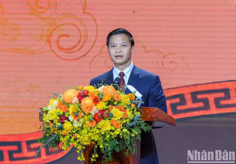 北宁省人民委员会主席王国俊在活动上发表讲话。 北宁省人民委员会主席王国俊在活动上发表讲话。