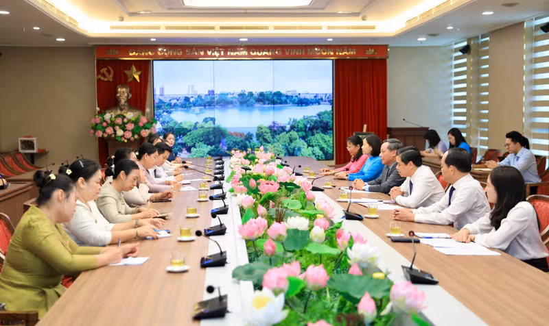 河内市委常务副书记阮文峰在河内会见了由老挝妇联中央委员、万象市委委员、万象首都妇联主席连卡·维拉帕尼率领的代表团