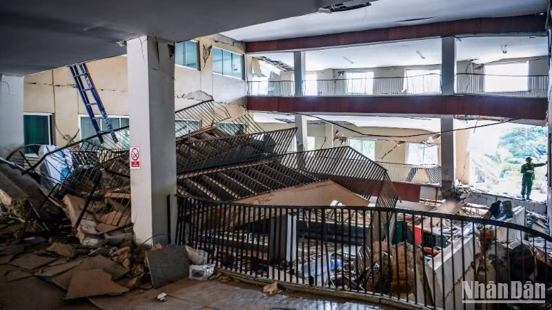 缅甸首都内比都一栋建筑物在地震中受损。图片来源：成达 摄