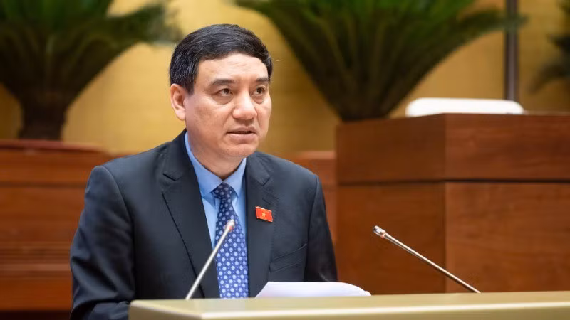 越南国会常务委员会委员阮得荣在会议上作报告