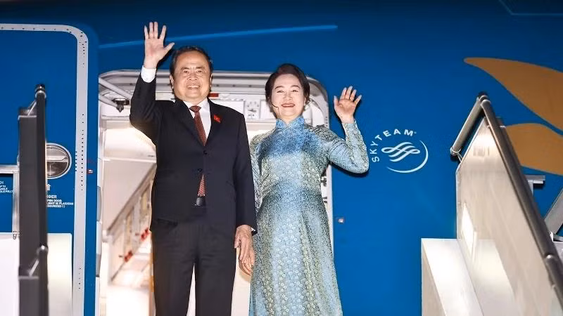 乌方在塔什干国际机场为越南国会主席陈青敏一行举行欢送仪式。