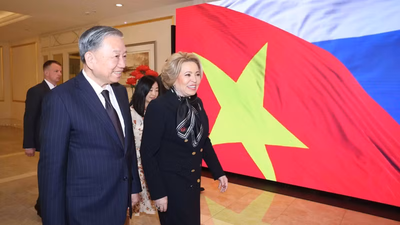 越共中央总书记苏林与俄罗斯联邦委员会 （ 议会上院） 主席马特维延科。图片来源：越通社