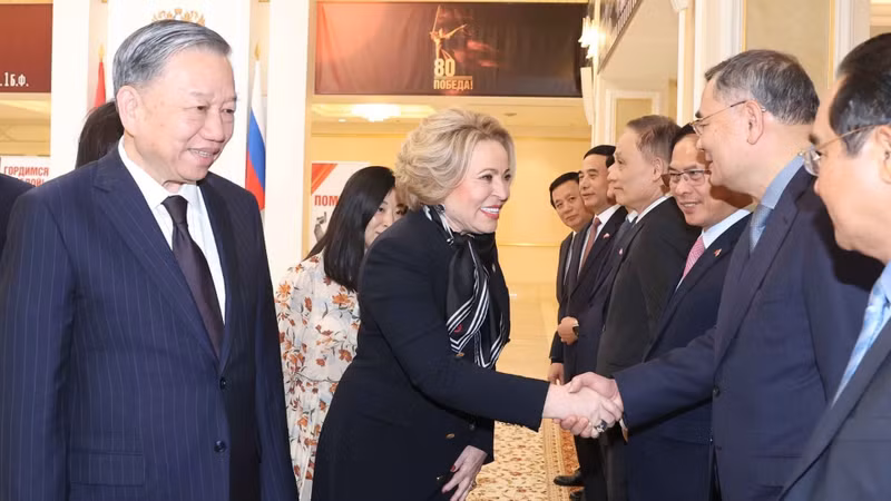 俄罗斯联邦委员会 （ 议会上院） 主席马特维延科与越方代表表团成员一一握手。图片来源：越通社