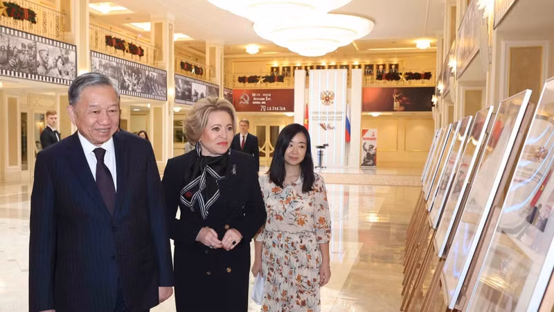 越共中央总书记苏林与俄罗斯联邦委员会 （ 议会上院） 主席马特维延科观看展示有关越俄关系的图片。图片来源：越通社