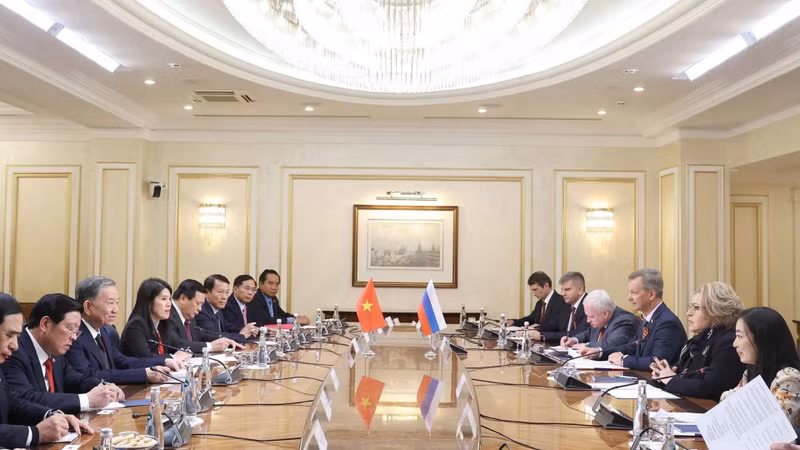 越共中央总书记苏林会见俄罗斯联邦委员会 （ 议会上院） 主席马特维延科。图片来源：越通社