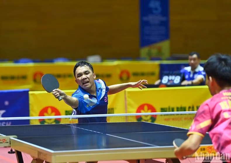东南亚冠军人民公安T&T 1队选手丁英煌（左）以3-0（14-12、11-6、11-9）战胜了河内1队年轻选手杜孟良。