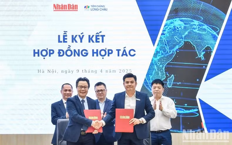 在《人民报》社总编辑黎国明、副总编辑桂廷原和FPT Retail总经理黄忠坚的见证下，《人民报》社科技部主任武梅黄与FPT Retail传播与客户体验高级总监吴国宝签署了合作协议。