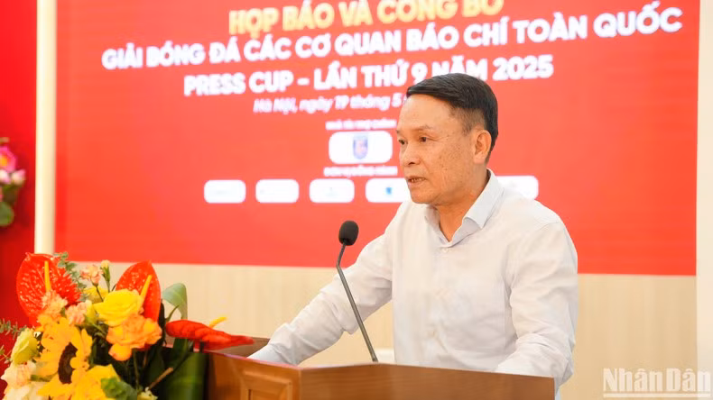 越南新闻工作者协会常务副主席阮德利在发布会上高度评价了《越南家庭》杂志社多年来持续举办全国性足球赛事的努力。 越南新闻工作者协会常务副主席阮德利在发布会上高度评价了《越南家庭》杂志社多年来持续举办全国性足球赛事的努力。