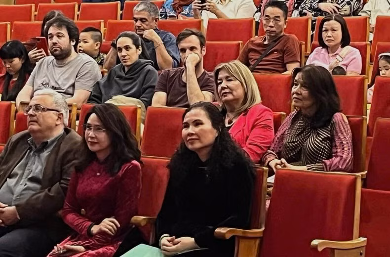 观众在首映之夜聚精会神观看影片《不要烧》。(图片来源:越南驻希腊大使馆) 观众在首映之夜聚精会神观看影片《不要烧》。(图片来源:越南驻希腊大使馆)