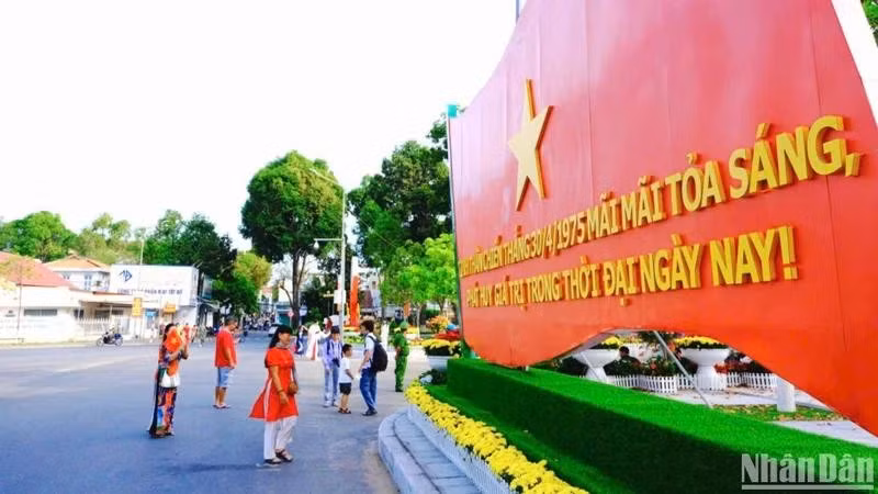 游客参观芹苴市各大景点。