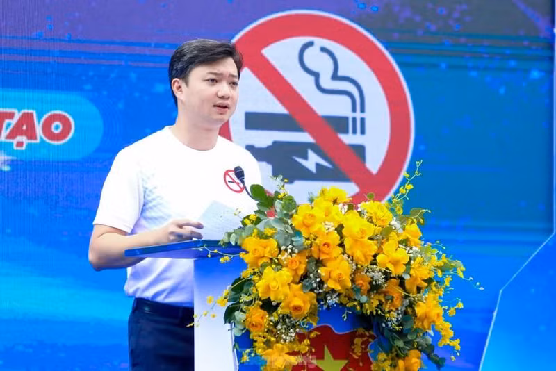胡志明共青团中央书记处书记阮明哲在集会上发表讲话。（图片来源：前锋报）