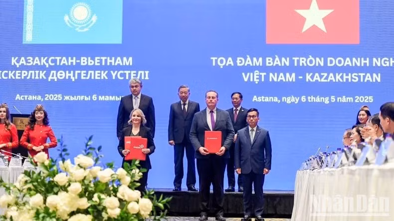 越共中央总书记苏林见证越捷航空与哈萨克航空签署业务特许经营协议的交换仪式。