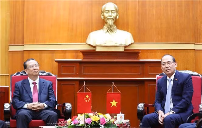 越南祖国阵线中央委员会副主席黄功始（右）和中国云南省政协主席刘晓凯。（图片来源：越通社）